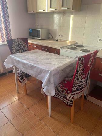 Стол и два стула