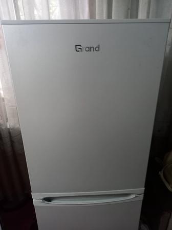 Продам холодильник в отличном состоянии. Высота 135 см . Ширина 43 см.