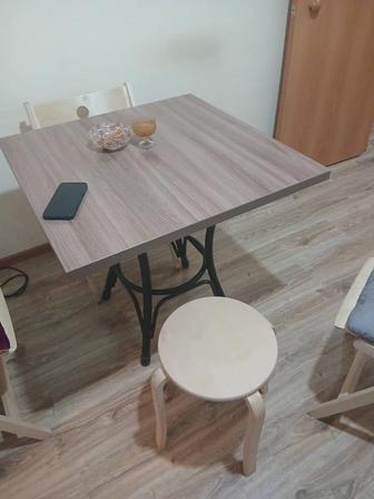 Продам срочно стол и два табурета