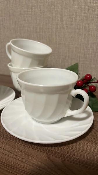 Продам чашки 4 шт. и 2 блюдца в белом цвете.