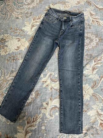 Продам джинсы светло-голубые в хорошем состоянии