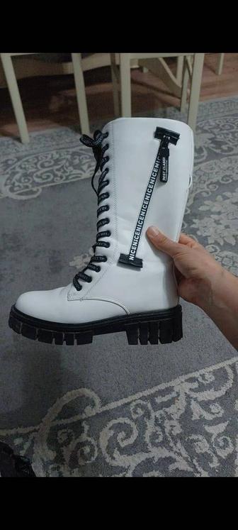 Продам сапоги девочковые размер 33 практически новые район центрального ж/д