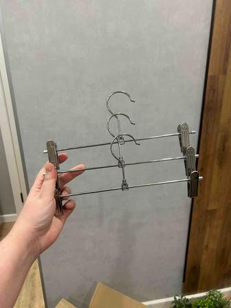 Продам коробку вешалок