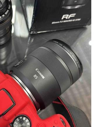 Объектив Canon RF 85 mm F2
MACRO IS STM