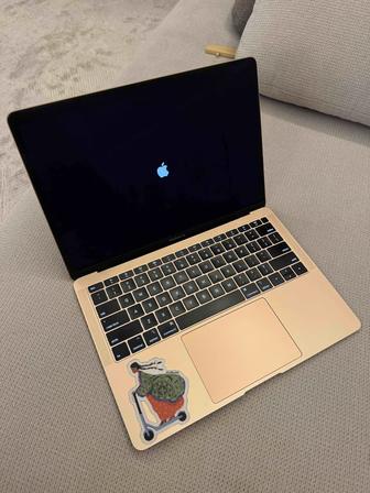 MacBook Air 13 Catalina (2019) i5 / 8 ГБ / Отличное состояние