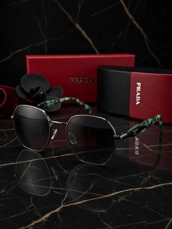 Очки Prada