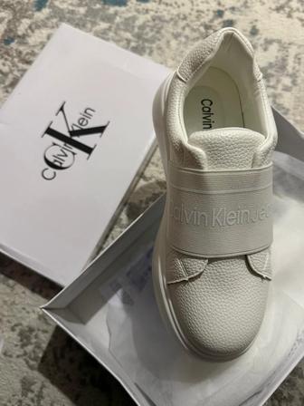 Кроссовки б/у