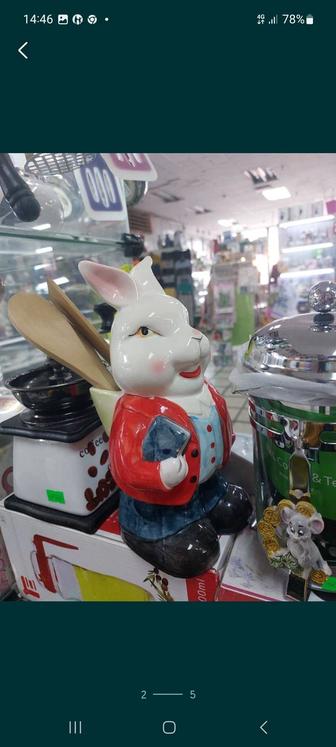 Керамический заяц с деревянными лопатками для кухни..размер 23см.