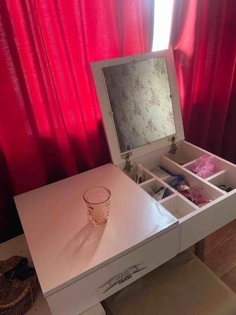 Продам туалетный столик