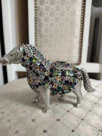 Сувениры из серебра и натуральных комней