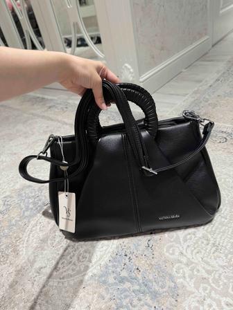 Продам черную сумочку Victoria Seven новая, с биркой