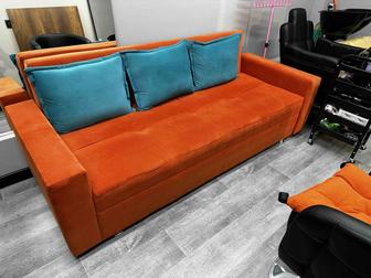 Яркий диван для коворкинга