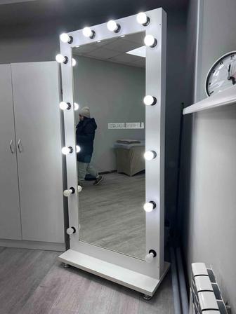 Продаю стильное напольное гримерное зеркало с подсветкой.