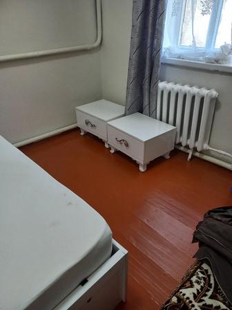 Двуспальная кровать белого цвета с двумя прикроватными тумбочками. Состояни