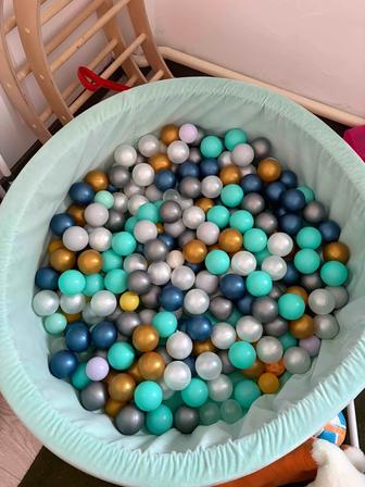 Продам детский сухой бассейн с шариками