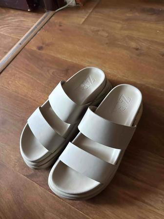 Сандалии от Zara