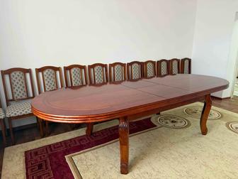 Большой овальный стол и 12 стульев