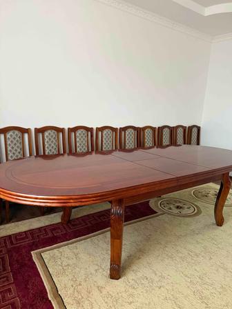 Большой овальный стол и 12 стульев
