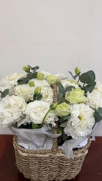 Цветы в корзине из эустомы