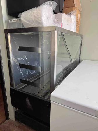 Продаю витринный холодильник