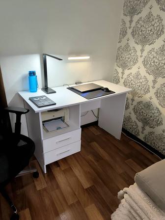 Продаю стол письменный белый