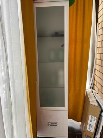 Продам стеклянный шкаф