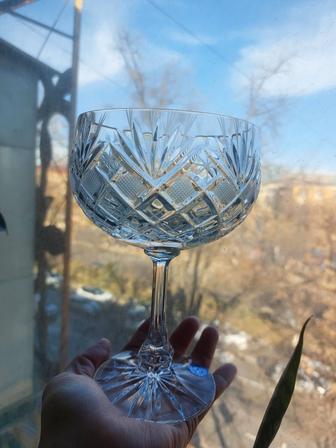 Хрустальная креманка на ножке.