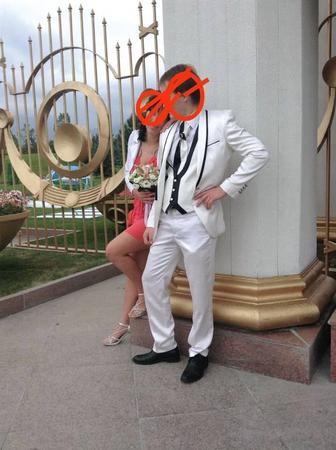 Продам белый костюм тройка и рубашка 48 размер