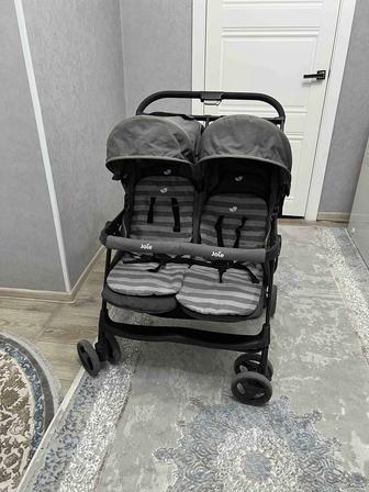 Продам коляску для двойняшек