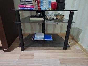 Тумба под телевизор из закаленного стекла в черном окрасе