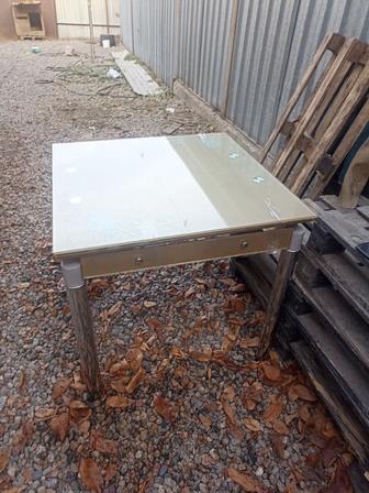 стеклянный стол б/у в отличном состоянии