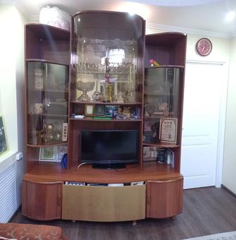 Продам стенку витрина ширина 185см, высота 235см.