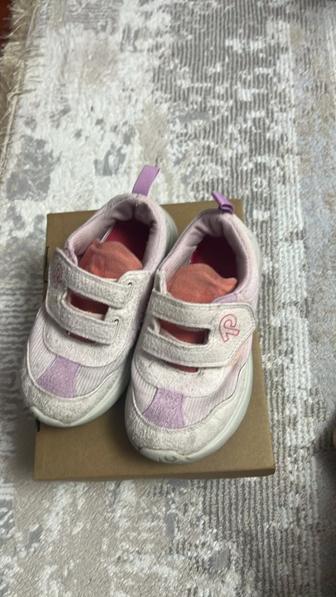 Продам детскую кроссовку