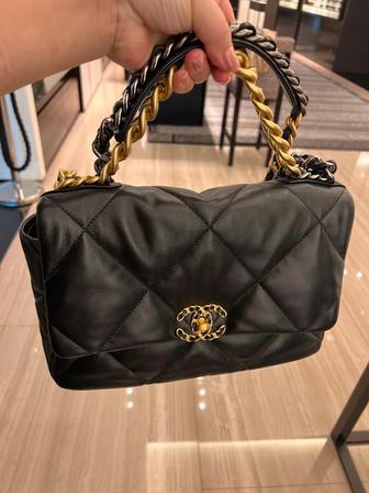 Продаю сумку Шанель 19 Chanel