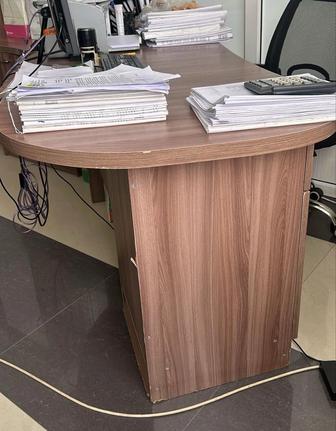 Продам большой стол с тумбой