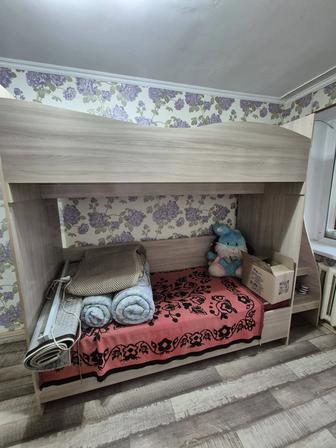Продам 2-этажную кровать с 1 матрасом и шкаф