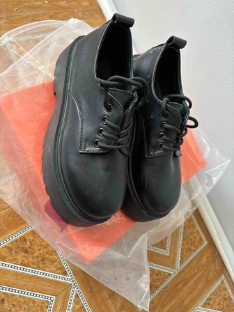 Продам лоферы и челси