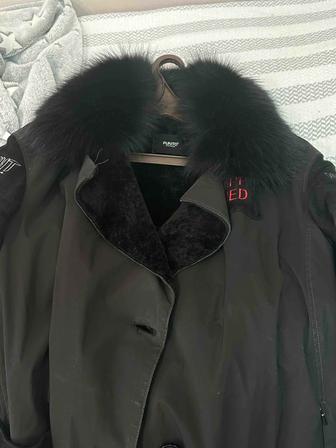 зимняя куртка с меховым воротником и нашивками