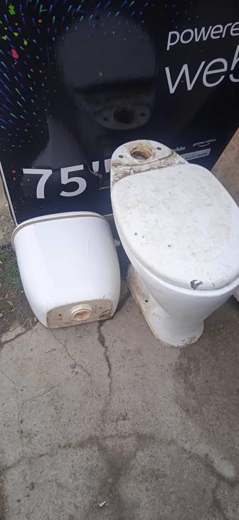 Унитаз с бачком.