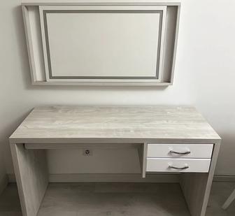 Продам туалетный стол и прикроватные тумбы