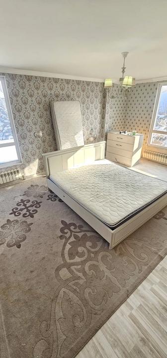 Продам двуспальная кровать 180на 2 00 с матрасом в идеальном состоянии