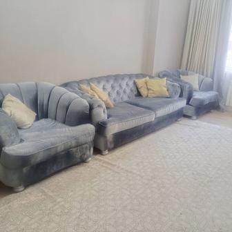 Продам диван с креслами.