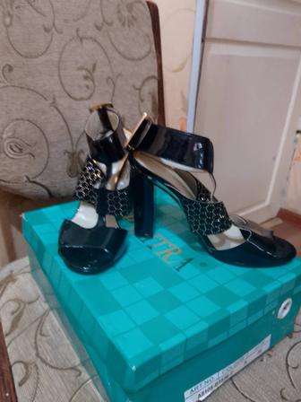 Босоножки лакированные модельные.