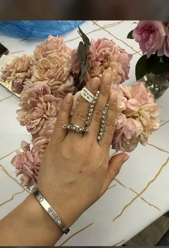 Бриллианты первый 750 проба, второй 585