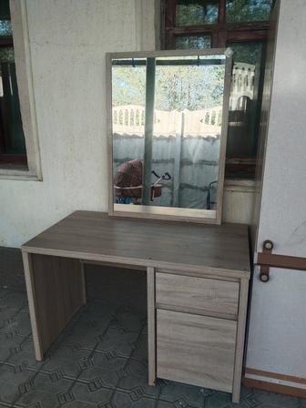 Зеркало с тумбочкой