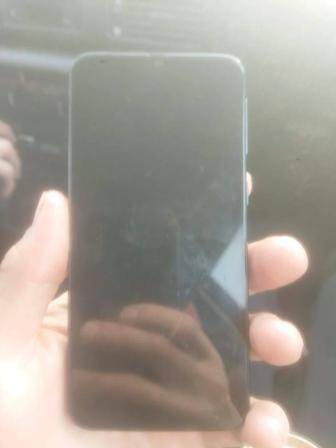 Продам или обменяю телефон а40 на редми есть трещины на экране