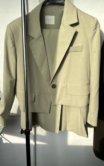 Немедленно продаётся костюмы,пиджаки!!!
