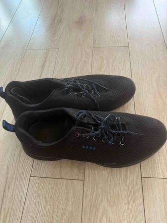 Продам мужские кроссовки