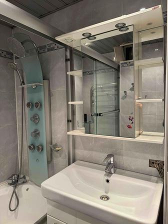 Продам шкаф с зеркалом и раковиной