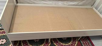 Продам односпальную кровать без матраса